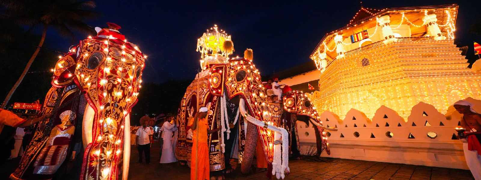 ඇසළ පෙරහර මංගල්‍යයේ තුන්වන රන්දෝලී පෙරහැර අද
